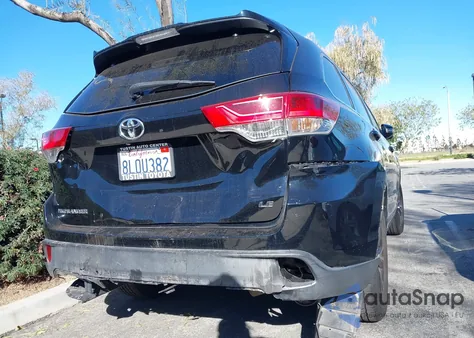 2019 Toyota Highlander Le Plus z USA, uszkodzony, nr VIN 5TDZZRFH3KS317091